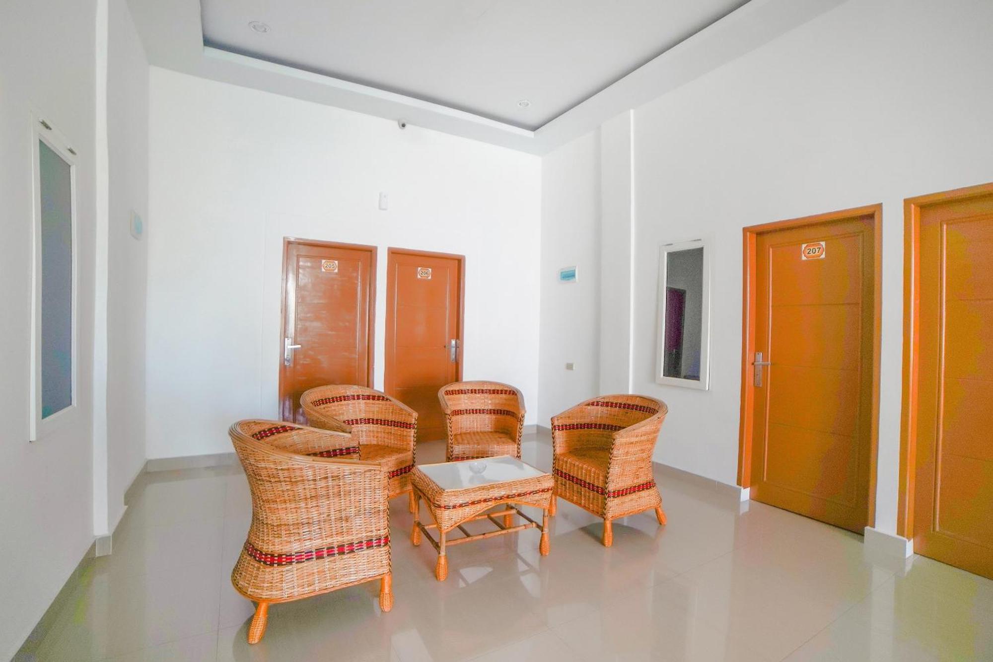 Super Oyo 90457 Anara Residence & Guest House Медан Экстерьер фото